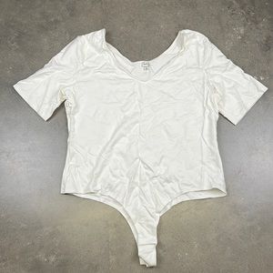 White Short sleeve bodysuit with clip